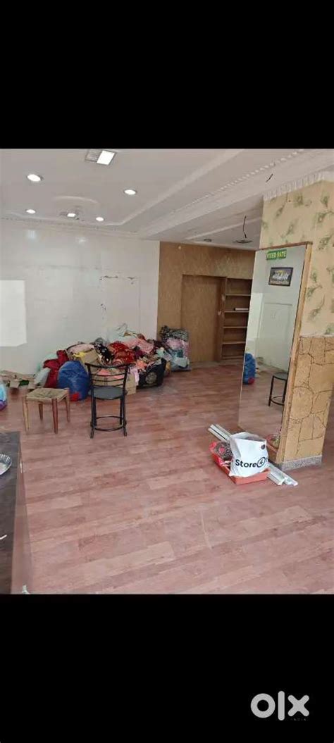 Shop rent pe dena hai big size big parking spes pani washroom man road ...