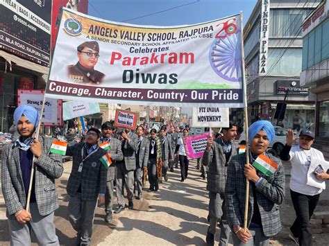 𝗘𝗻𝗲𝗿𝗴𝗲𝘁𝗶𝗰 & 𝗣𝗿𝗼𝘂𝗱 🇮🇳 𝗬𝗼𝘂𝗻𝗴 𝘃𝗼𝗶𝗰𝗲𝘀, 𝘀𝘁𝗿𝗼𝗻𝗴 𝗰𝗵𝗼𝗶𝗰𝗲𝘀! With placards in ...