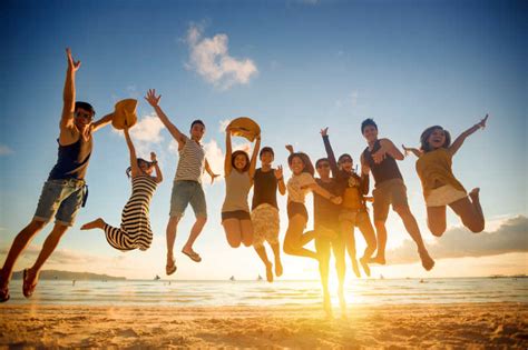 海边度假的朋友们图片-在傻滩跳跃的年轻人素材-高清图片-摄影照片-寻图免费打包下载