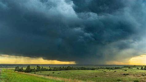 Severe tornado hits Knox, Indiana, prompting emergency alerts