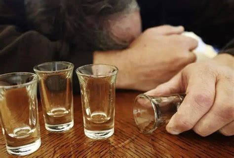男子喝酒喝出怪病“河马脖”，医生提醒：长期饮酒者要注意这些表现 -6park.com