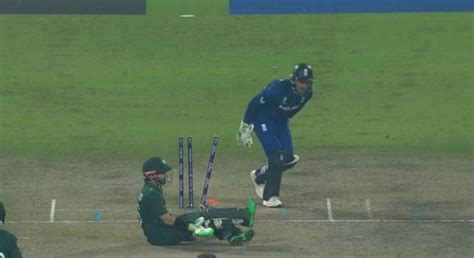 [Watch] Mohammad Rizwan suffers freak injury after Moeen Ali dismisses ...