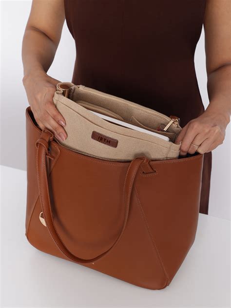 Medium Beige Bag Organiser by IRTH | House Of Titan