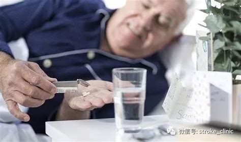 老年人吃药高清图片下载-正版图片500934435-摄图网