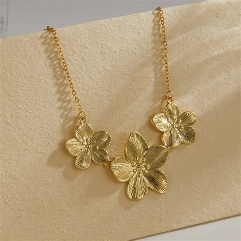 Gold Floral Necklace – Elegant Women’s Statement Jewelry