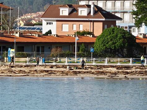 Comienza la recolección de leña en la playa de Ribadesella | Cope ...