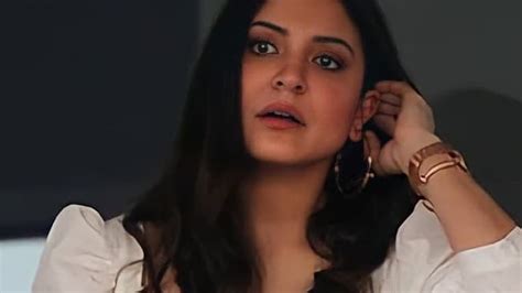 Expecting mom Anushka Sharma picks a breezy white maternity dress at ...