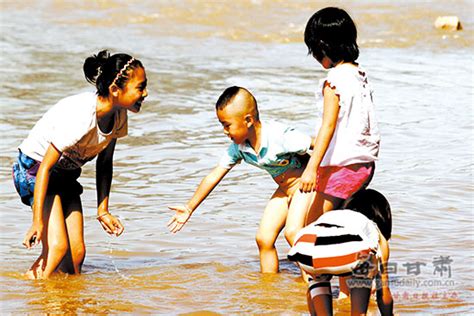 在河边玩耍的孩子图片-孩子们在河边玩耍素材-高清图片-摄影照片-寻图免费打包下载