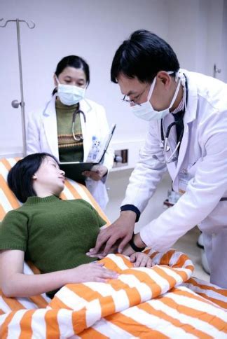 男医生触碰女患者胸部被拘留7天不服！36岁受害人：嗓子疼为什么检查？_腾讯新闻