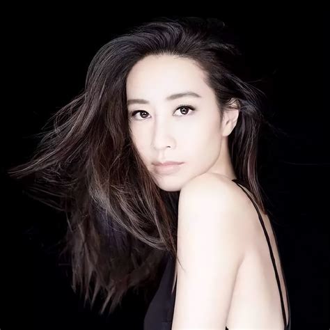 A well-known Hong Kong female singer posted sweet photos to celebrate ...