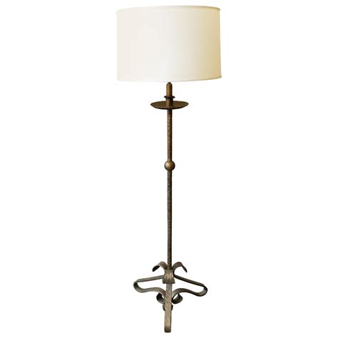 Large Gilt Iron Floor Lamp with Bold Leaf Detail For Sale at 1stDibs