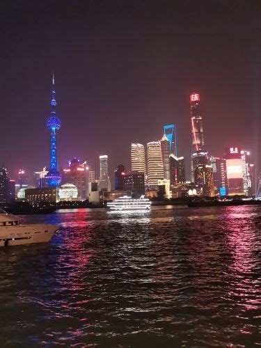 上海外滩上演灯光秀 流光溢彩美不胜收