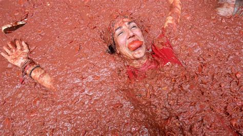 PHOTOS: Colourful glimpses from tomato food battle La Tomatina 2025 as ...