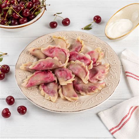 Вареники ручной лепки с вишней и сметаной - купить с доставкой по ...
