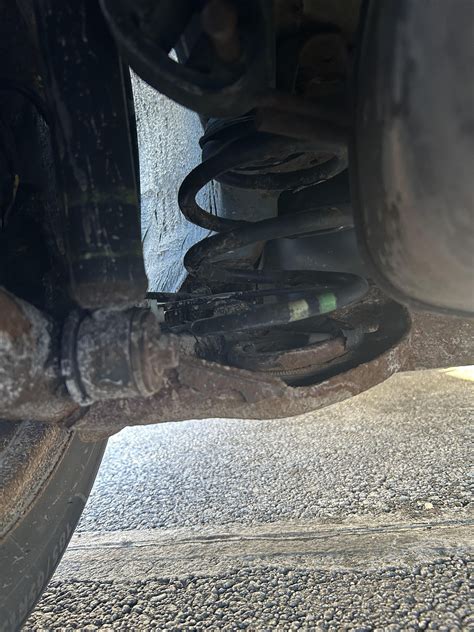 What causes this to happen? '07 Nissan Versa : r/AskMechanics