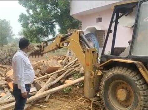 आदिवासी युवक पर पेशाब करने वाले भाजपा कार्यकर्ता प्रवेश शुक्ला पर लगा ...
