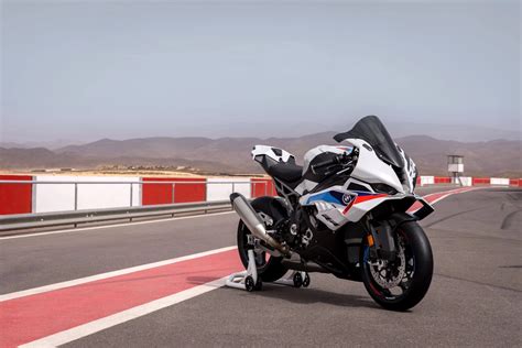 Comparaison des motos BMW S 1000 RR 2025 VS. Ducati Panigale V4 S 2023