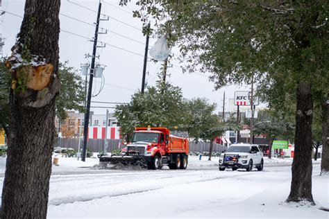 Here’s how Houston-area officials are preparing for winter weather threat – Houston Public Media