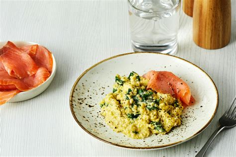 Scrambled eggs with spinach & smoked salmon - Recipe - Diet Doctor