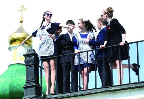 高大上！俄罗斯学生在巡洋舰上参加毕业典礼_新浪图片