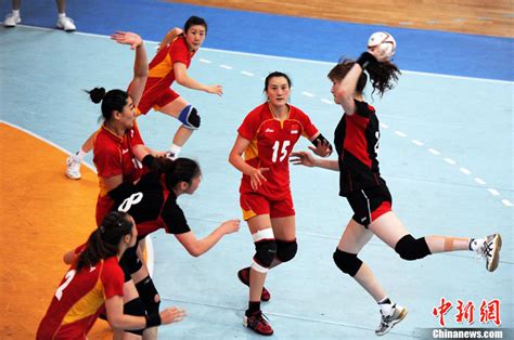 图文：女子手球小组赛北京胜广东 安妮在进攻-搜狐体育