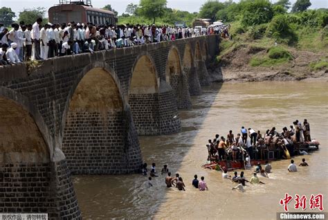印巴士坠河事故 致19人死亡伤者送医院救治(图)-当地时间,印度马-北方网-新闻中心