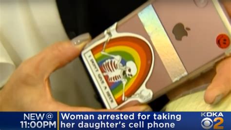 YouTube: Detenida una mujer por quitarle el móvil a su hija como castigo