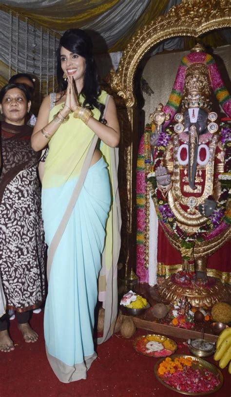 Mallika Sherawat visits Ganpati Bappa of Ranjit Studio - Photos,Images ...
