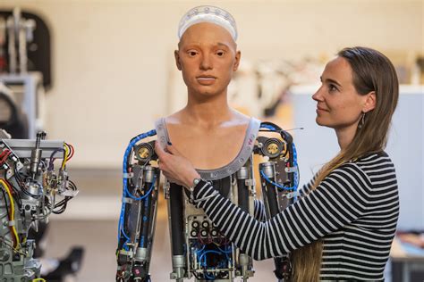 Meet Ai-Da, The New Robot Artist That Can Sketch You - MobyGeek.com