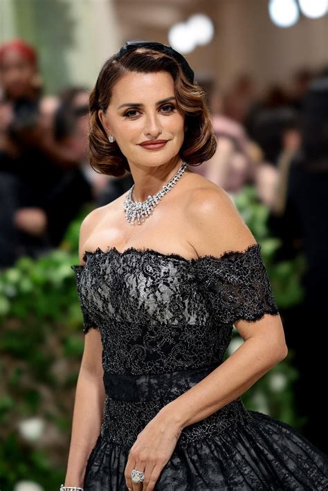 Penelope Cruz in Chanel Couture at the 2024 Met Gala : r/whatthefrockk