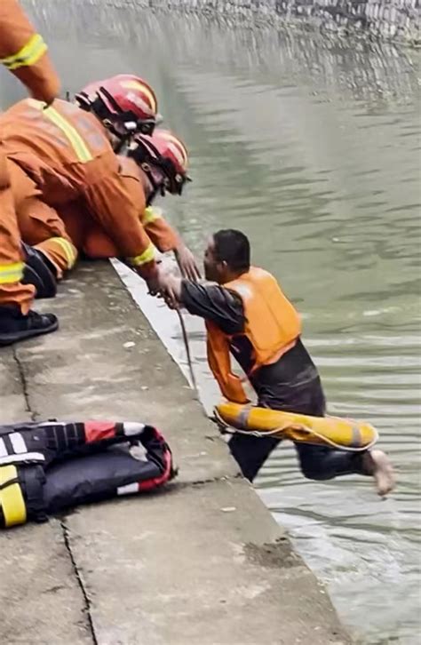 暖新闻丨洛阳男子落水，被救上岸时已冻僵 消防员脱救援服为其保暖