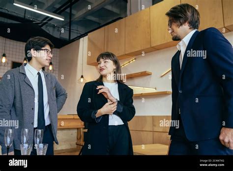 Business People Standing 的图像结果