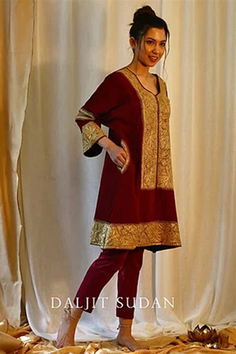 Maroon Crepe Long Neck Tilla Phiran Suit – Daljit Sudan