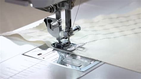 缝纫机的细节。近距离的女人的手工作overlock。女设计师在缝纫机上缝制。时尚与创作理念视频素材_ID:VCG42N1207528811 ...