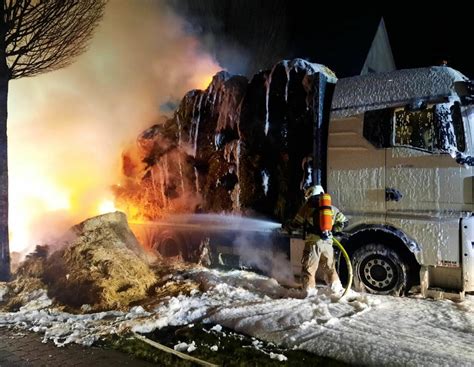 Selbstentzündung? Mit Stroh beladener Lastwagen in Vollbrand ...