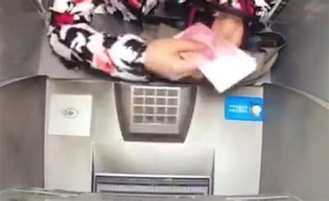 女子ATM机“捡漏”取钱，不忘擦指纹_七环视频_澎湃新闻-The Paper
