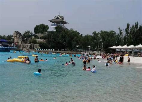 立秋后的周末，石家庄市民游客在滹沱河边避暑戏水游玩|滹沱河|游客|一家子_新浪新闻
