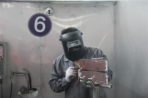 工厂里的焊工图片-认真工作的焊工素材-高清图片-摄影照片-寻图免费打包下载