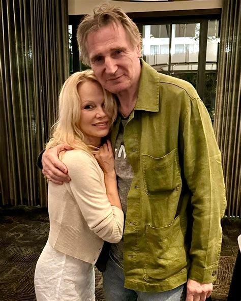 Pamela Anderson și Liam Neeson recreează scena iconică din „Titanic” la ...