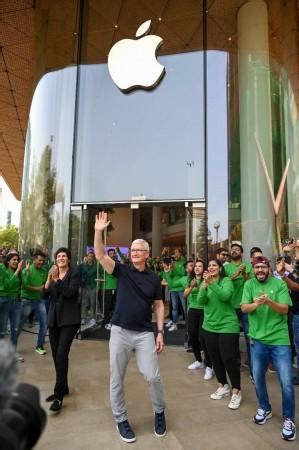 Tim Cook says "there are some things he doesn't like about Elon Musk's ...