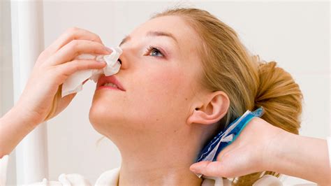 老是流鼻血？專家曝1個錯誤止血動作，會造成反覆流鼻血後果|衛生紙|塞鼻孔|鼻中膈|健康2.0