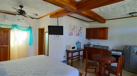 FOSTER'S WEST BAY RESORT (Bay Islands - Roatan) - Resort Reviews ...