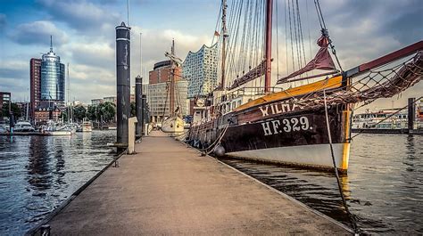 https://www.hamburg-tourism.de/images/9_84rjji8IA/rs%3Afill-down%3A1116%3A624/sharpen%3A1.2/cb%3A/g%3Ace/aHR0cHM6Ly93d3cuaGFtYnVyZy10b3VyaXNtLmRlL2ZpbGVhZG1pbi9yZWRha3Rpb24vMF9oYW1idXJnX2Fob2kvQ29udGVudC9IYWZlbmdlYnVydHN0YWdfdW5kX0hILUhhZmVuL1RyYWRpdGlvbmVsbGVzLVNlZ2Vsc2NoaWZmLWltLVlhY2h0aGFmZW4tYW4tZGVyLUVsYmUtQy1NZWRpYXNlcnZlci1IYW1idXJnLUluam9nLUJvZWx0ZXIuanBn