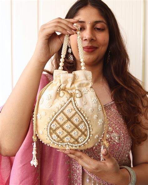 Women Zohra Potli – LA RAET