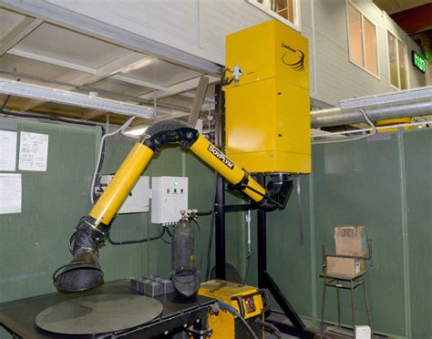 Wall-mounted fume extractor with self-cleaning filter