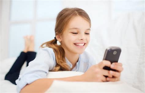 孩子总是沉迷于手机怎么办？别急着打骂，这样做更有效果！|手机|玩手机|上瘾_新浪新闻