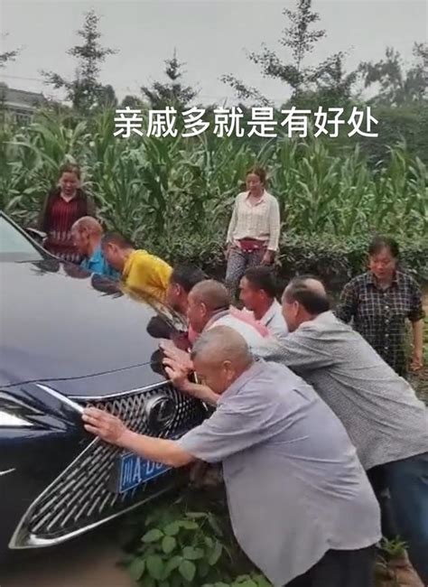 四川成都：女司机开车回家拿粽子一头栽进田里，15个亲戚帮忙推车 - 哔哩哔哩