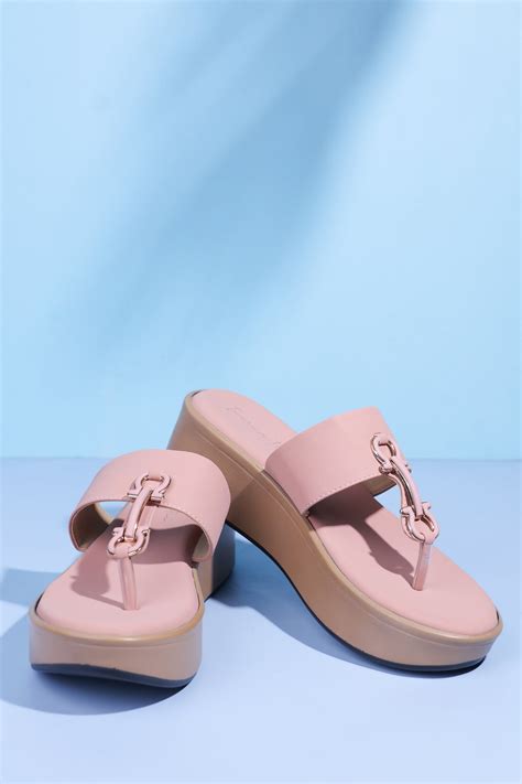 Vera V strap wedges in Peach – Taaramitra
