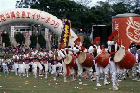 Okinawa Zento Eisa Matsuri bietet traditionellen Volkstanzgruppen eine ...