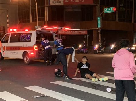 屏東市公園東路2機車相撞 機車前輪撞斷飛出衝到超商 - 社會 - 自由時報電子報